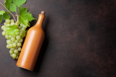 Şişe şarap ve üzüm taş masada. Üstten Görünüm alanı ile 