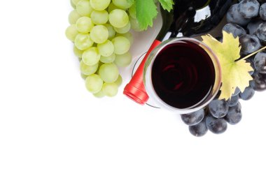 Şarap ve üzüm beyaz arka plan üzerinde izole. Üstten Görünüm alanı ile