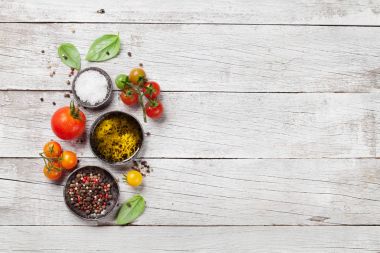 Domates, fesleğen, zeytinyağı ve baharat kopya alanı ahşap tablo