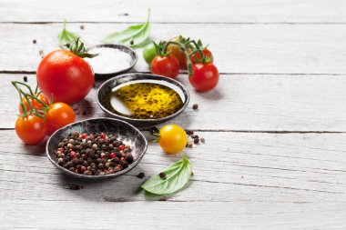 Domates, fesleğen, zeytinyağı ve baharat kopya alanı ahşap tablo