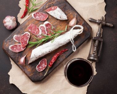 Et meze tabağı ve şarap taş masada. Üstten Görünüm