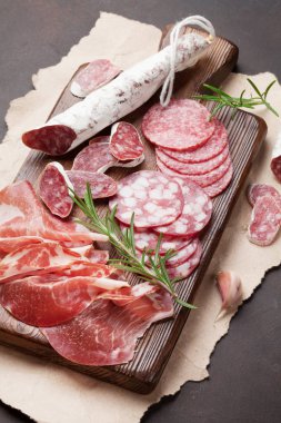 Et meze tabağı taş masada