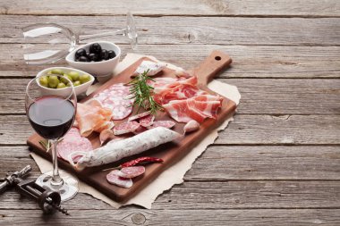 Ahşap masa üzerinde et meze tabağı. Kopya alanı ile Üstten Görünüm