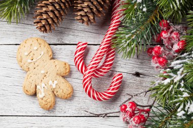 Noel şekerler, çam kozalakları ve karlı köknar ağacı ahşap tablo