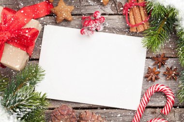 Çam kozalakları, şekerler ve karlı köknar ağacı Noel tebrik kartı. Üstten Görünüm alanı ile 