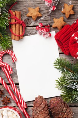 Mittens, şekerler, koni ve karlı köknar ağacı Noel tebrik kartı. Üstten Görünüm alanı ile