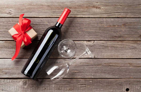 Κόκκινο Κρασί Και Δώρο Κουτί Ξύλινο Τραπέζι Top View Αντίγραφο — Φωτογραφία Αρχείου
