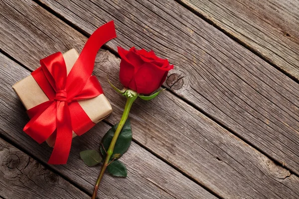 Valentinsdag Lykønskningskort Rød Rose Blomst Gaveæske Træbord Top Visning Med - Stock-foto