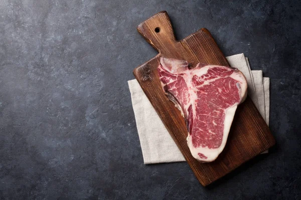 Ruwe Bone Steak Koken Stenen Tafel Bovenaanzicht Met Kopie Ruimte — Stockfoto