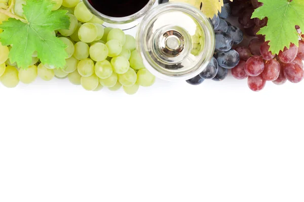 Wein Und Trauben Isoliert Auf Weißem Hintergrund Ansicht Von Oben — Stockfoto