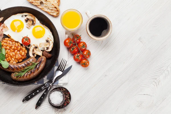 Spiegeleier Würstchen Speck Bohnen Toast Tomaten Orangensaft Und Kaffeetasse Auf — Stockfoto