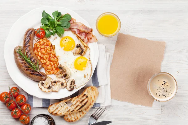 Spiegeleier Würstchen Speck Bohnen Toast Tomaten Orangensaft Und Kaffeetasse Auf — Stockfoto