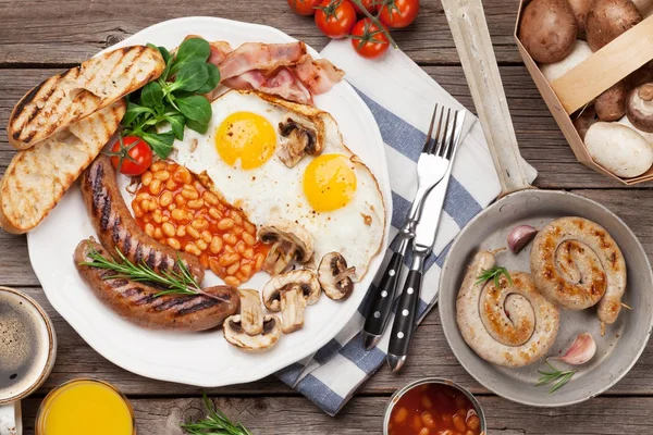 Spiegeleier Würstchen Speck Bohnen Toast Tomaten Orangensaft Und Kaffeetasse — Stockfoto