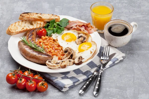 Spiegeleier Würstchen Speck Bohnen Toast Tomaten Orangensaft Und Kaffeetasse — Stockfoto