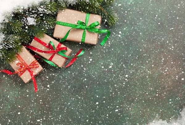 Noel Hediye Kutuları Karlı Köknar Ağacı Taş Masada Üstten Görünüm — Stok fotoğraf