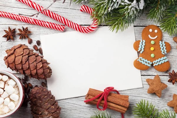圣诞贺卡与松树锥 糖果手杖和雪冷杉树 带空格的顶部视图 — 图库照片