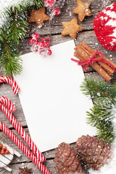 Weihnachtsgrußkarte Mit Fäustlingen Zuckerstangen Zapfen Und Schneebedecktem Tannenbaum Ansicht Von — Stockfoto