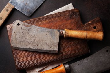 Kasap. Vintage et bıçakları taş tablo üzerinde. Üstten Görünüm