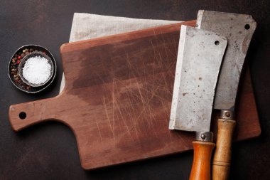 Kasap. Vintage et bıçakları ve baharat kesme tahtası üzerinde. Üstten Görünüm alanı ile