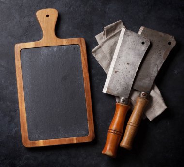 Kasap. Vintage et bıçakları taş tablo üzerinde. Üstten Görünüm alanı ile 