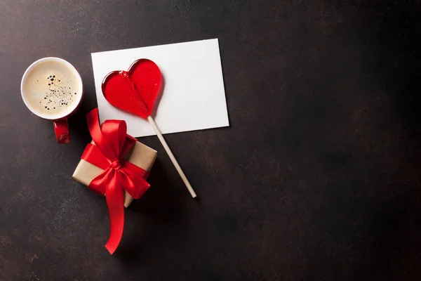 Valentinstag Grußkarte Bonbonherz Kaffeetasse Und Geschenkbox Auf Steintisch Ansicht Von — Stockfoto