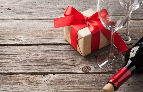 Alla Hjärtans Dag Gratulationskort Rött Vin Presentförpackning Och Glasögon Träbord — Stockfoto