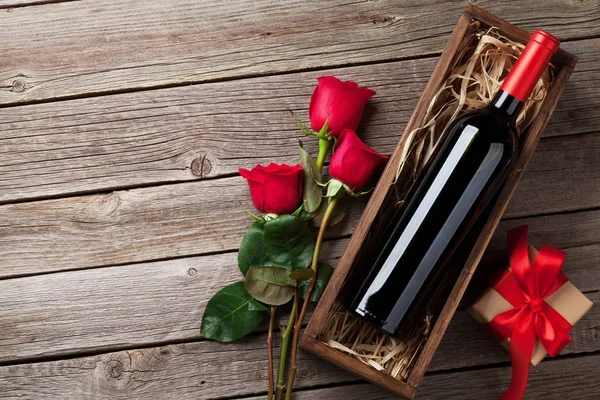Valentijnsdag Wenskaart Rode Rozen Wijn Gift Box Houten Tafel Bovenaanzicht — Stockfoto