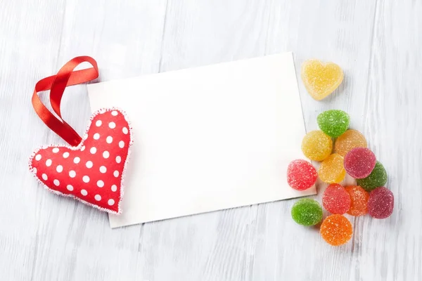 バレンタインの日のグリーティング カード 心の贈り物とゼリーのお菓子木製テーブルの上 スペース平面図 — ストック写真