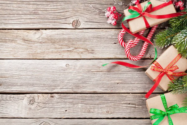 Noel Hediye Kutuları Şekerler Karlı Köknar Ağacı Ahşap Masa Üzerinde — Stok fotoğraf