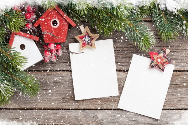 Weihnachtsleere Fotorahmen Vogelhaus Dekor Und Schneebedeckter Tannenbaum Auf Holztisch Ansicht — Stockfoto