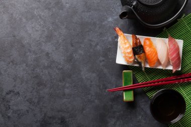 Suşi ve yeşil çay taş tablo kümesi. Kopya alanı ile Üstten Görünüm