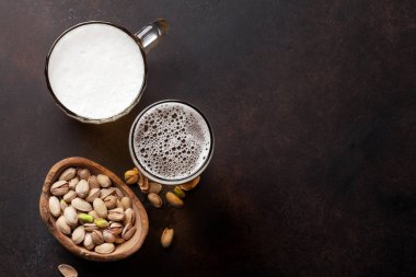 Lager bira ve fındık taş masada. Kopya alanı ile Üstten Görünüm