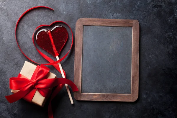 Tvaru Srdce Červenou Stužku Candy Srdce Dárkový Box Kamenné Pozadí — Stock fotografie