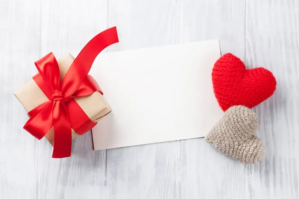 情人节贺卡 心和礼品盒在木桌上 带空格的顶部视图 — 图库照片
