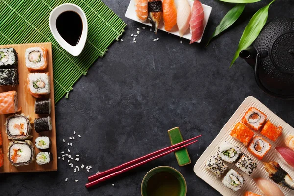 Suşi ve maki rulo ve yeşil çay taş tablo kümesi. Kopya alanı ile Üstten Görünüm