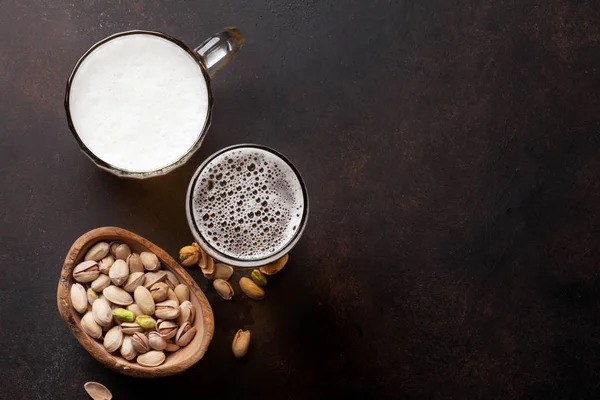 Lager bira ve fındık taş masada. Kopya alanı ile Üstten Görünüm