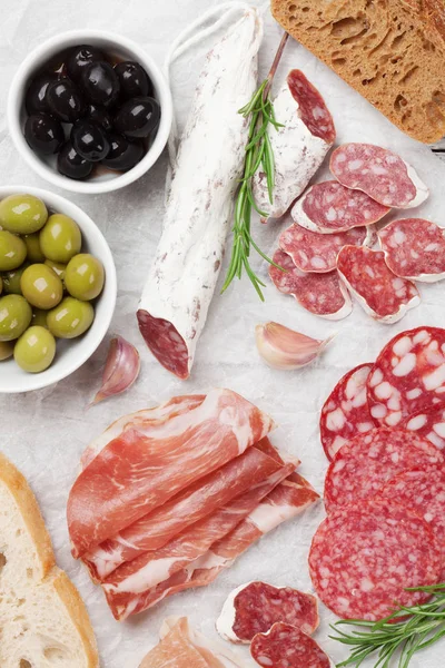 Salame Prosciutto Affettato Salsiccia Prosciutto Pancetta Pane Tostato Olive Antipasto — Foto Stock