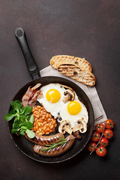 Gebakken Eieren Worst Spek Bonen Toast Tomaten Stenen Tafel Bovenaanzicht — Stockfoto