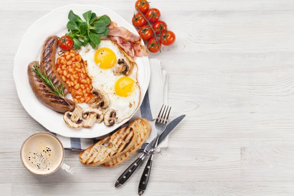 Spiegeleier Würstchen Speck Bohnen Toast Tomaten Orangensaft Und Kaffeetasse Auf — Stockfoto