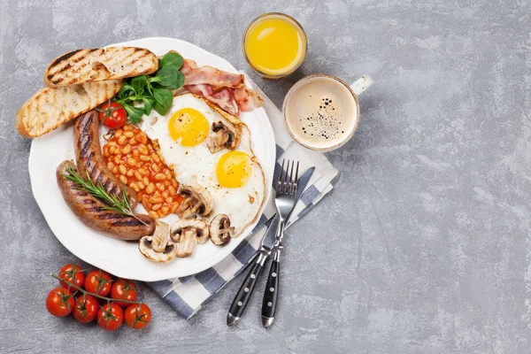 Fried Eggs Sausages Bacon Beans Toasts Tomatoes Orange Juice Coffee — Stock Photo, Image