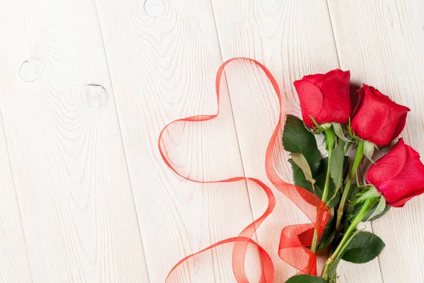 Rote Rosen Und Herzförmiges Band Auf Holztisch Draufsicht Mit Kopierraum — Stockfoto
