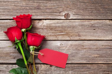 Sevgililer günü tebrik kartı. Kırmızı gül ahşap masa üzerinde. Üstten Görünüm alanı ile