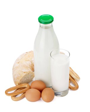 Süt şişesi, cam ve beyaz arka plan üzerinde izole ekmek