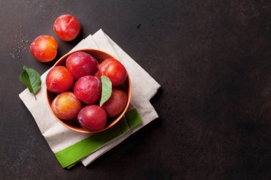 Taze olgun Erik taş masada. Metin için yer ile Üstten Görünüm
