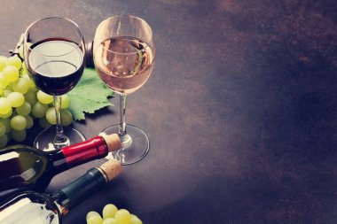Şarap, gözlük ve üzüm taş masada. Metin için yer ile. Tonda