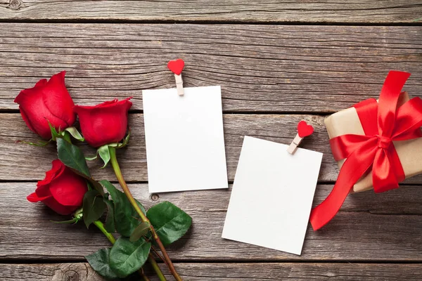 バレンタインの日は フォト フレーム 赤いバラ ギフト ボックスを木製のテーブルにご挨拶します コピー スペース平面図 — ストック写真