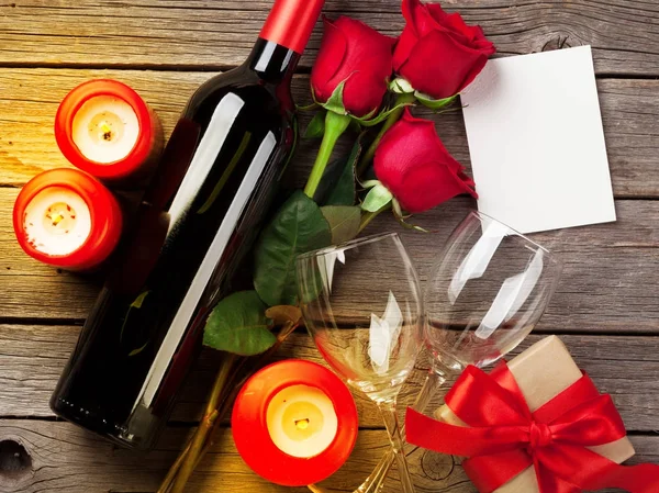 情人节贺卡 红玫瑰 礼品盒和蜡烛在木桌上 顶部视图 — 图库照片