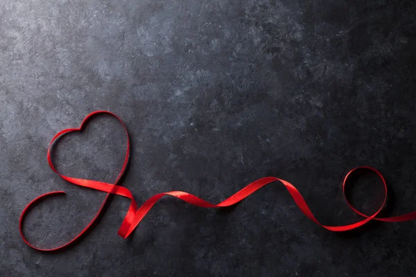 バレンタインの日のグリーティング カード ハート形の石の背景に赤いリボン コピー スペース平面図 — ストック写真