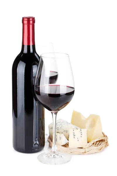 红葡萄酒和奶酪在白色背景上分离 — 图库照片