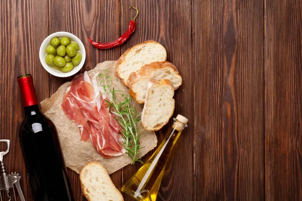 Prosciutto Vin Olives Parmesan Huile Olive Sur Table Bois Vue — Photo